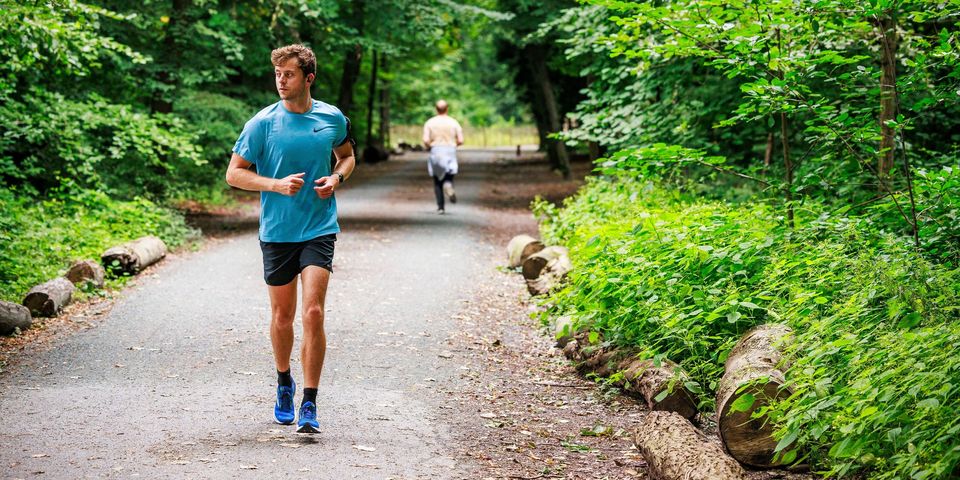 Jogger op een pad in het Te Boelaarpark in Borgerhout